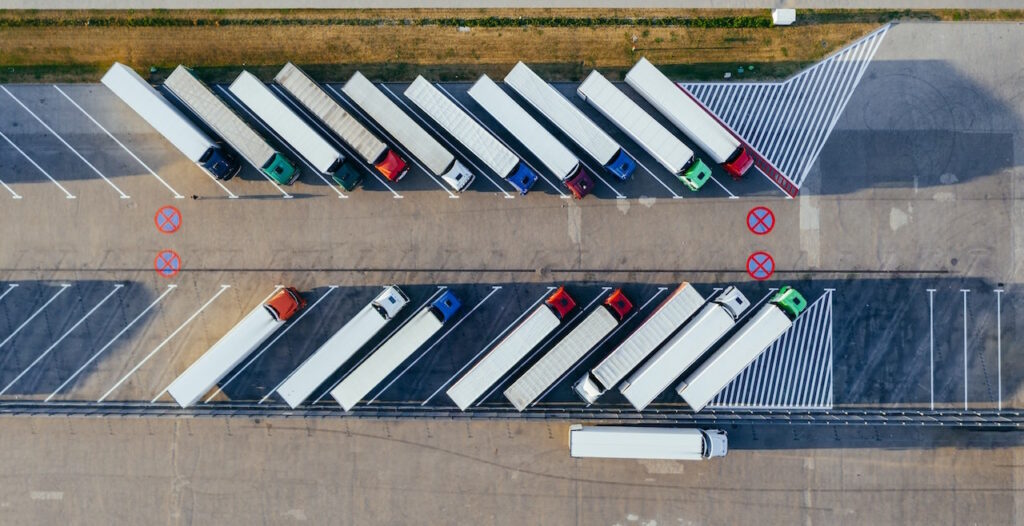 Flota de transporte terrestre. Plataforma logística en Valencia, España. En Macías Cargo encontraras soluciones de transporte por carretera nacional e internacional.